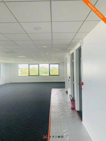 Flex in Trappes for lease - Interior Photo - Image 3 of 7