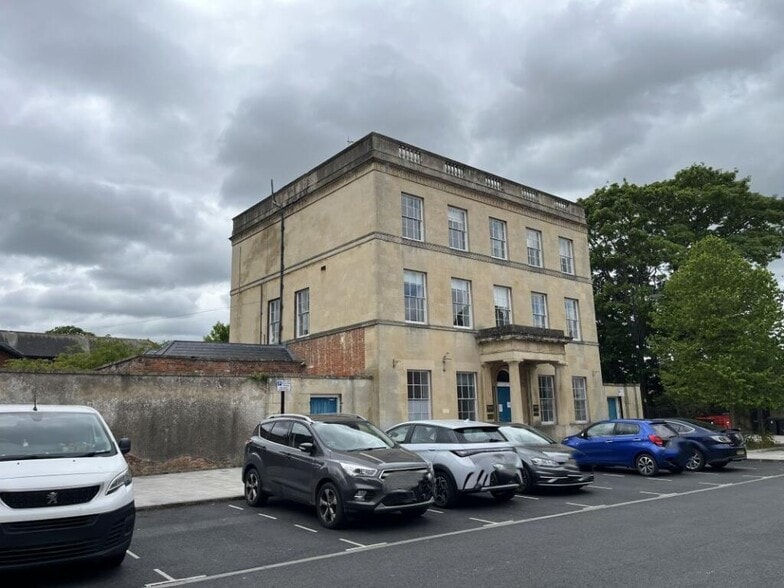 5 Roundstone St, Trowbridge for sale - Building Photo - Image 2 of 16