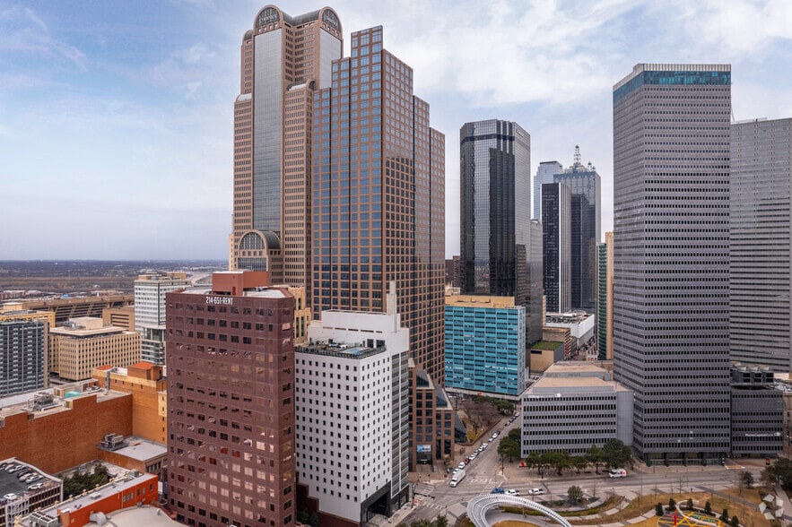 1700 Pacific Ave, Dallas, TX à louer - Photo du bâtiment - Image 2 de 4