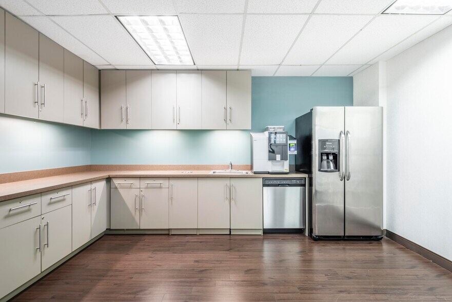 80 Orville Dr, Bohemia, NY à louer - Photo intérieure - Image 3 de 4