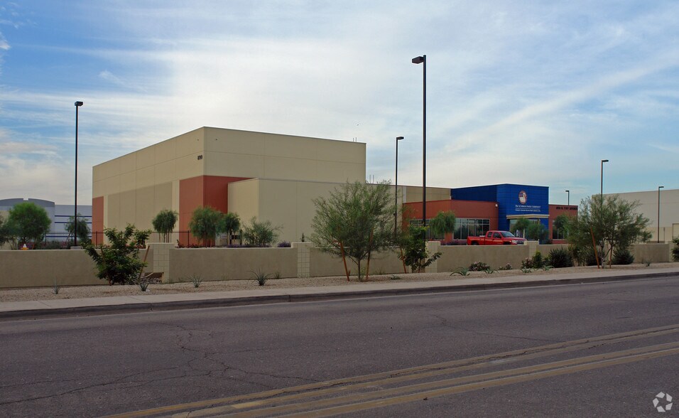 890 N 71st Ave, Phoenix, AZ à louer - Photo du bâtiment - Image 2 de 8