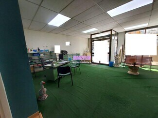 Plus de détails pour Multi-résidentiel à vendre