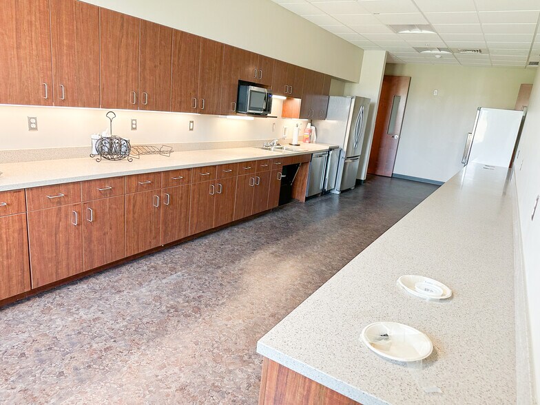 10315 Camp Dr, Williston, ND for lease - Interior Photo - Image 3 of 19