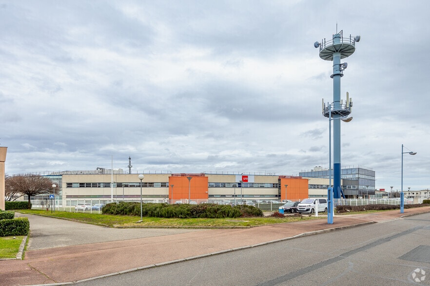 11 Allee Des Droits De L'Homme, Bron for sale - Building Photo - Image 2 of 3