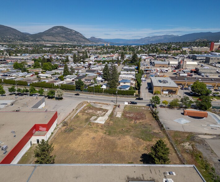 184-196 Warren Av E, Penticton, BC à vendre - Photo du bâtiment - Image 2 de 4