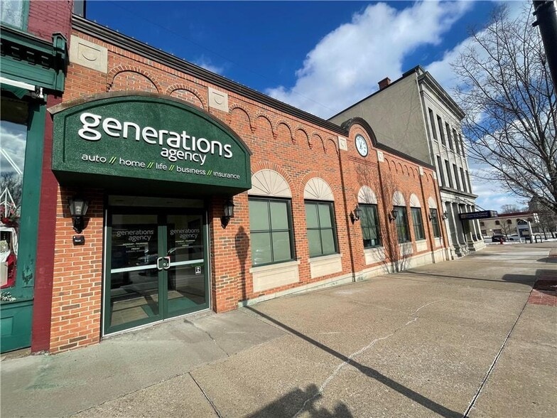 60 Fall St, Seneca Falls, NY à vendre - Photo principale - Image 1 de 23