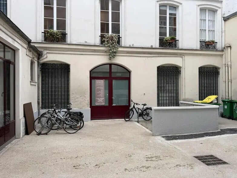 Immeuble residentiel dans Paris à vendre - Photo du bâtiment - Image 1 de 14