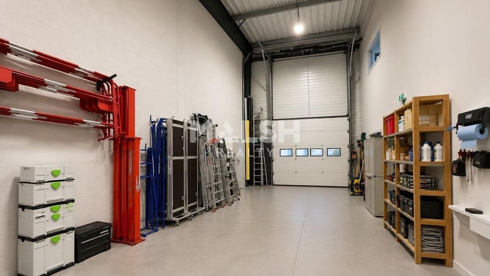 Flex in Gleizé for lease - Interior Photo - Image 2 of 12