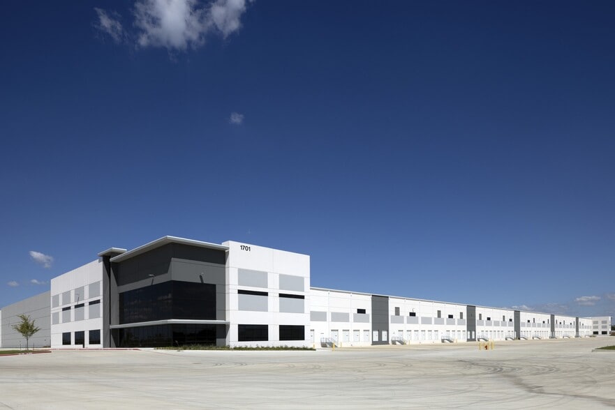 1701 E Pleasant Pky, Wilmer, TX for lease - Building Photo - Image 2 of 25