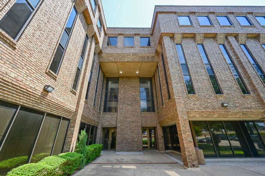 10830 N Central Expy, Dallas, TX à vendre - Photo du bâtiment - Image 2 de 2