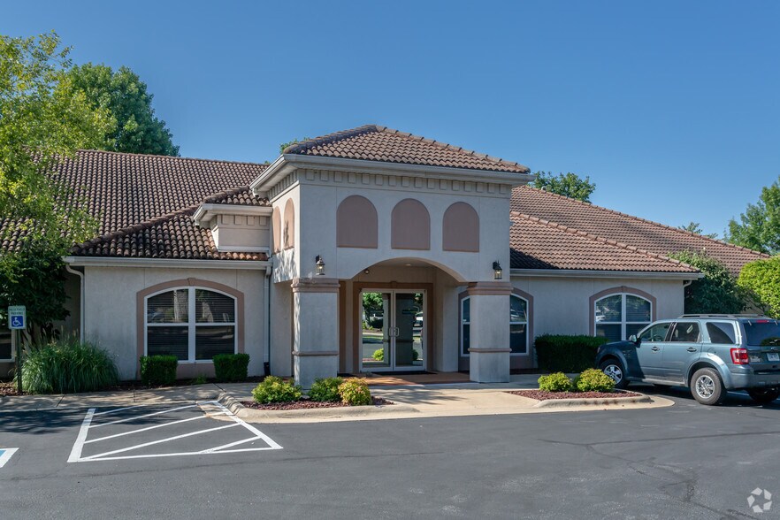 5212 Village Pky, Rogers, AR à louer - Photo du bâtiment - Image 3 de 28