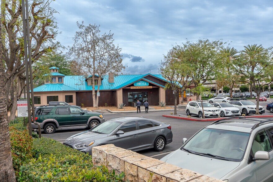 2438 E Katella Ave, Anaheim, CA à louer - Photo du bâtiment - Image 3 de 7