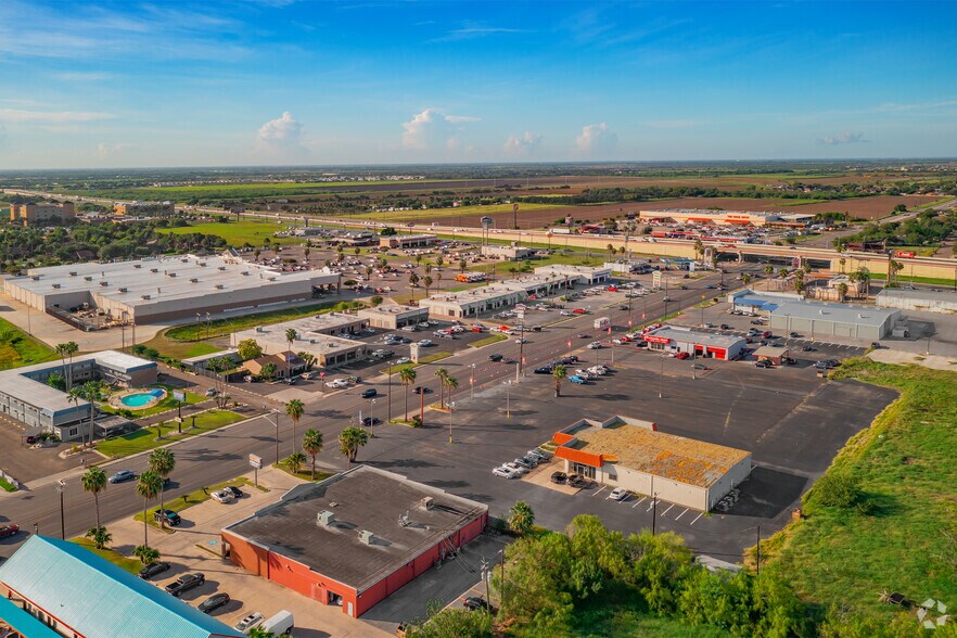216-410 N Ed Carey Dr, Harlingen, TX à louer - Photo du bâtiment - Image 1 de 8