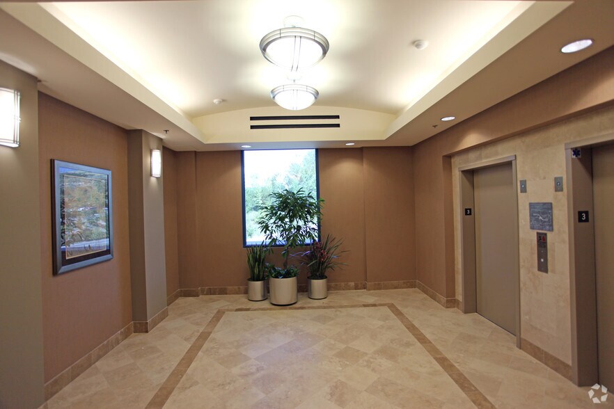 2655 1st St, Simi Valley, CA à louer - Hall d’entrée - Image 2 de 8
