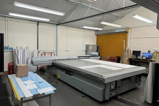 Plus de détails pour 46 Station Rd, Chertsey - Industriel à louer