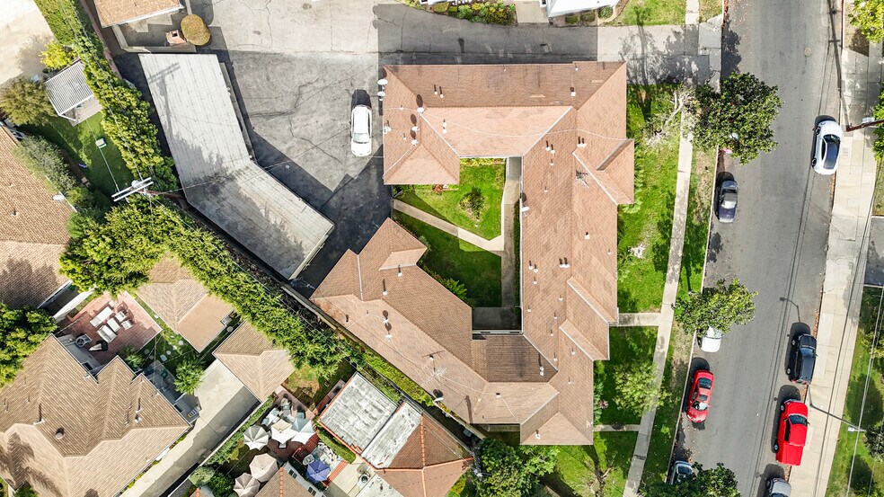 7933 Alverstone Ave, Los Angeles, CA à vendre - Photo du bâtiment - Image 2 de 10