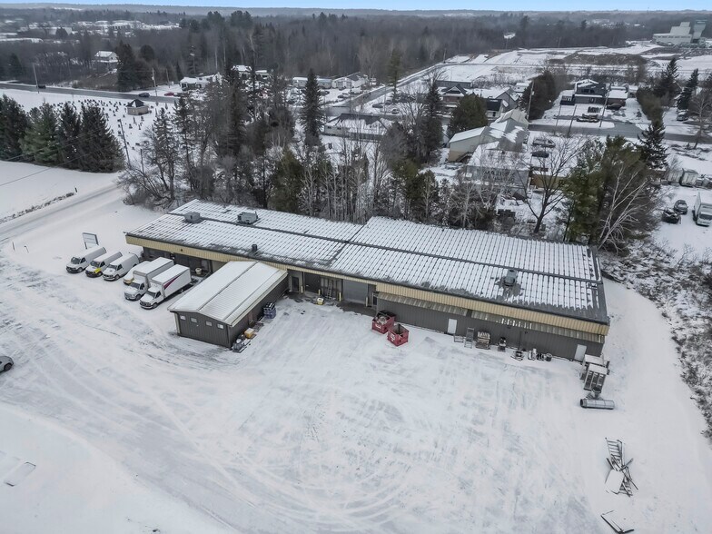 2210 Cavanmore Rd, Ottawa, ON à vendre - Photo du bâtiment - Image 2 de 7