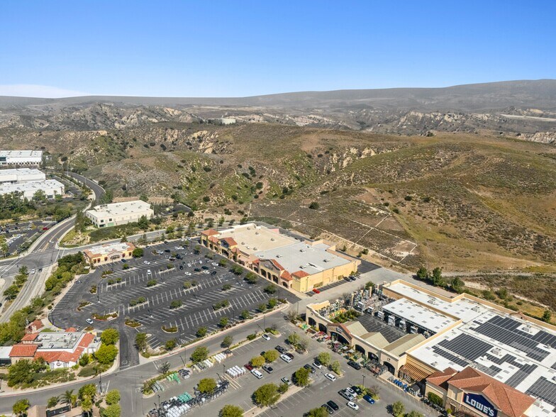 1189 Simi Town Center Way, Simi Valley, CA à vendre - Photo du bâtiment - Image 2 de 13