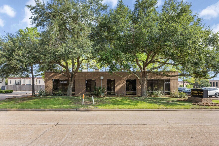 17227 Mercury Dr, Houston, TX à vendre - Photo du bâtiment - Image 2 de 17