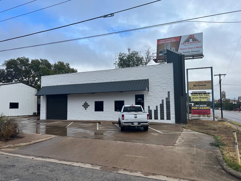 424 W Henderson St, Cleburne, TX for lease - Building Photo - Image 1 of 39