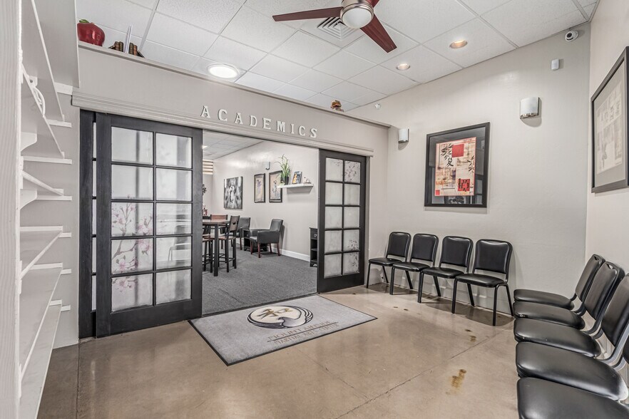 3173 E Chandler Blvd, Phoenix, AZ à vendre - Photo intérieure - Image 2 de 45