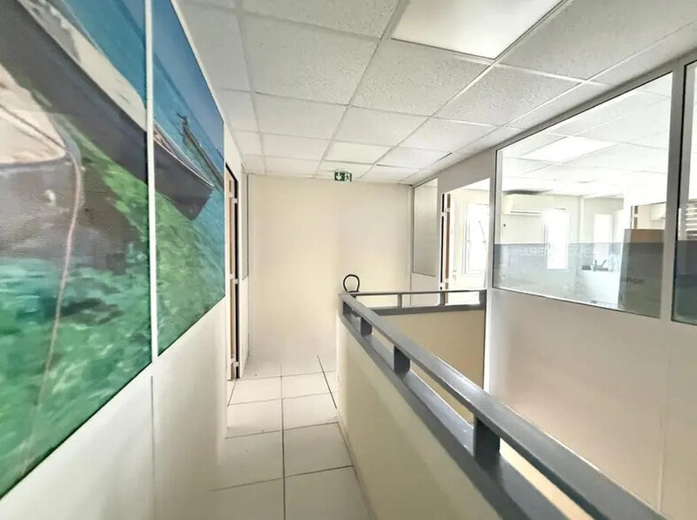 Office in La Farlède for lease - Interior Photo - Image 3 of 8
