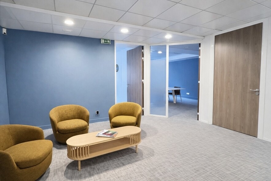 Office in Paris for lease - Interior Photo - Image 3 of 9