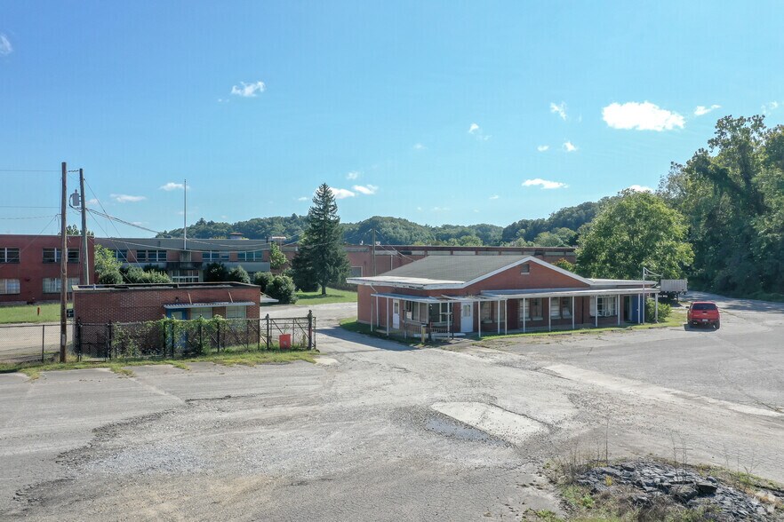 1 Water St, Old Fort, NC à louer - Photo du bâtiment - Image 1 de 23