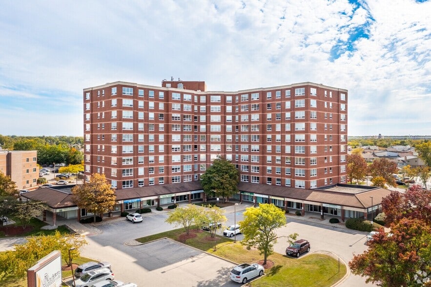 8975 W Golf Rd, Niles, IL for lease - Primary Photo - Image 1 of 16