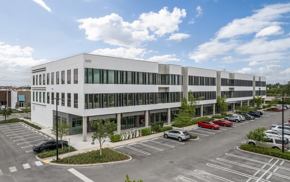 1695 NW 110th Ave, Miami, FL à louer - Photo du bâtiment - Image 1 de 7