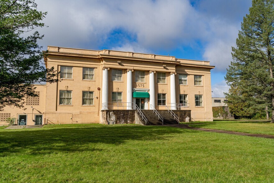 1575 Lake St, Elmira, NY à vendre - Photo du bâtiment - Image 2 de 49