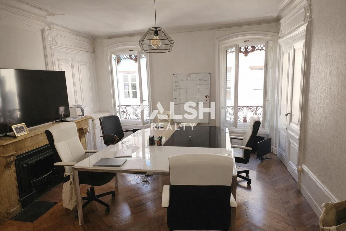 Office in Lyon for sale Interior Photo- Image 1 of 11