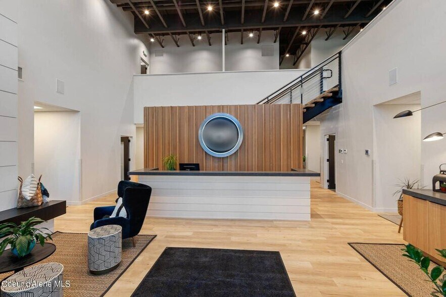 9493 N Government Way, Hayden, ID à louer - Photo du bâtiment - Image 2 de 16