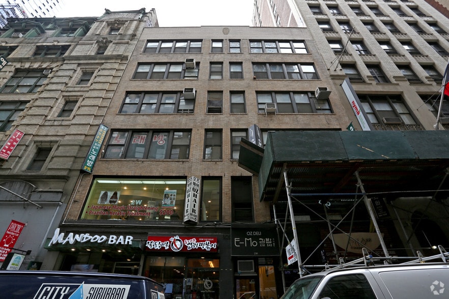 2-4 W 32nd St, New York, NY for lease - Building Photo - Image 3 of 9