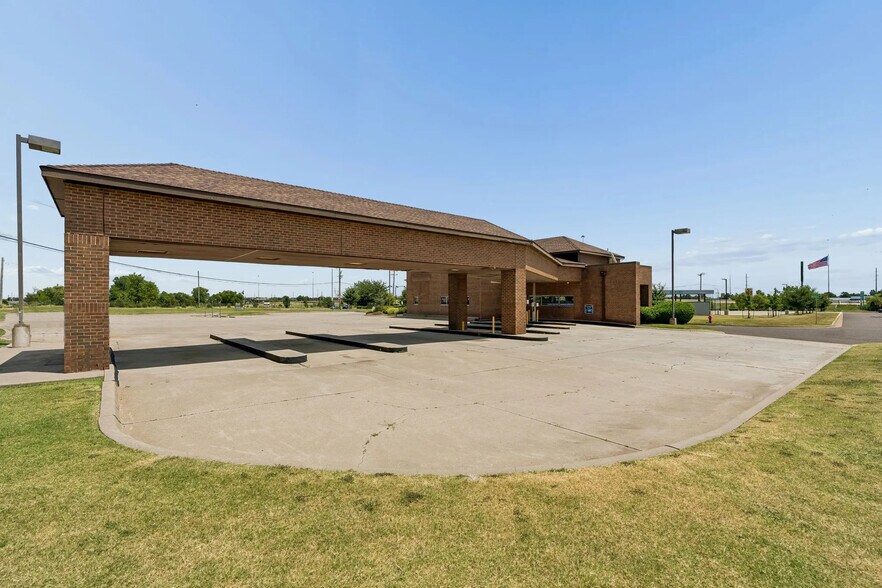 700 E Memorial Rd, Oklahoma City, OK à louer - Photo du bâtiment - Image 3 de 9