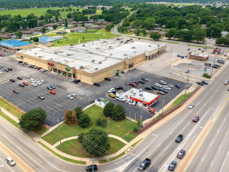 7393 W Central Ave, Wichita, KS à louer - Photo du bâtiment - Image 1 de 3