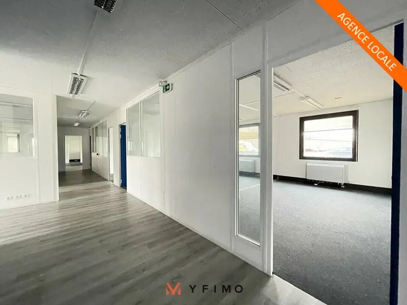Office in Aubergenville for lease Interior Photo- Image 1 of 11