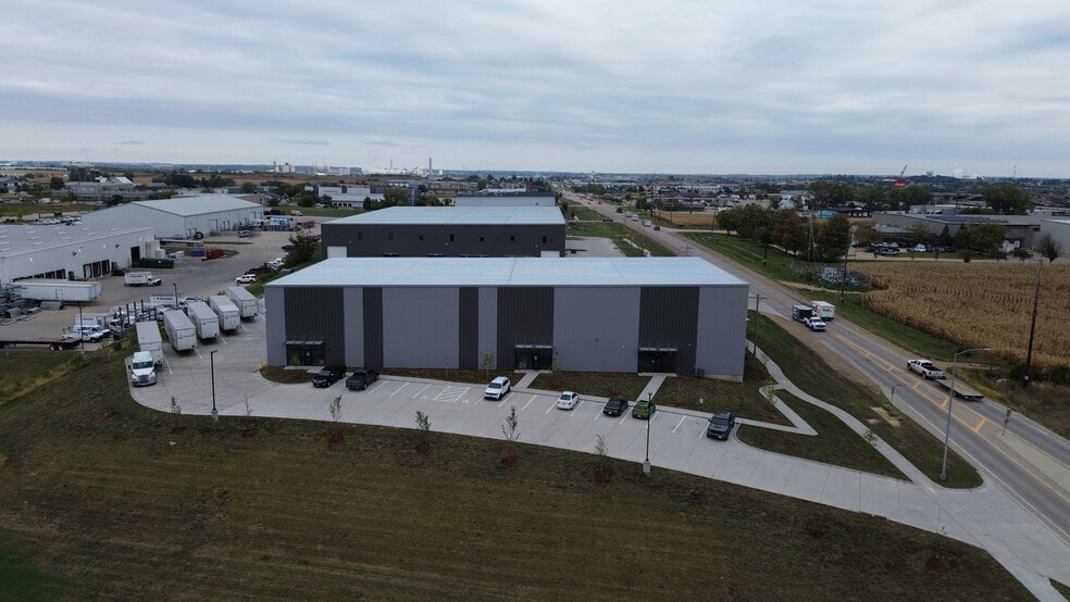 10000 6th St SW, Cedar Rapids, IA à louer - Photo du bâtiment - Image 1 de 7
