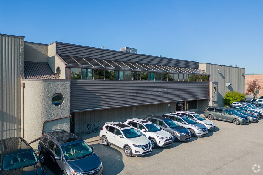 Industrial Sale Leaseback Investment portefeuille de 3 propriétés à vendre sur LoopNet.ca - Photo principale - Image 2 de 3