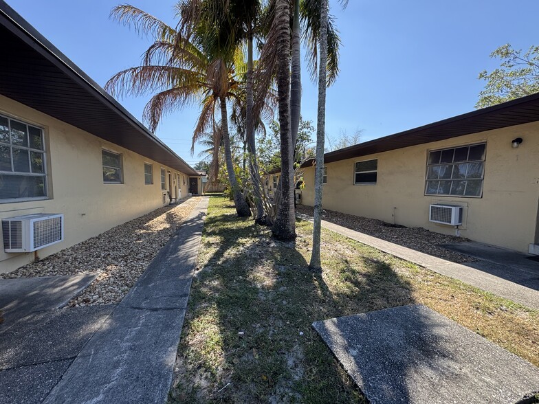148 NW 40th Ct, Oakland Park, FL for sale - Building Photo - Image 2 of 11