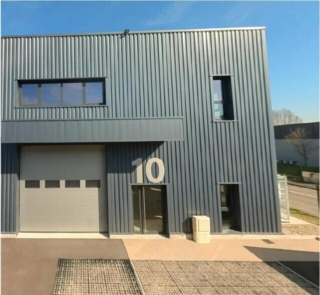 15 Rue Georges Charpak, Bourgoin-Jallieu for lease - Building Photo - Image 2 of 5