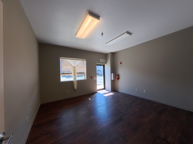 615 SE Glenwood Dr, Bend, OR à louer - Photo du bâtiment - Image 3 de 9