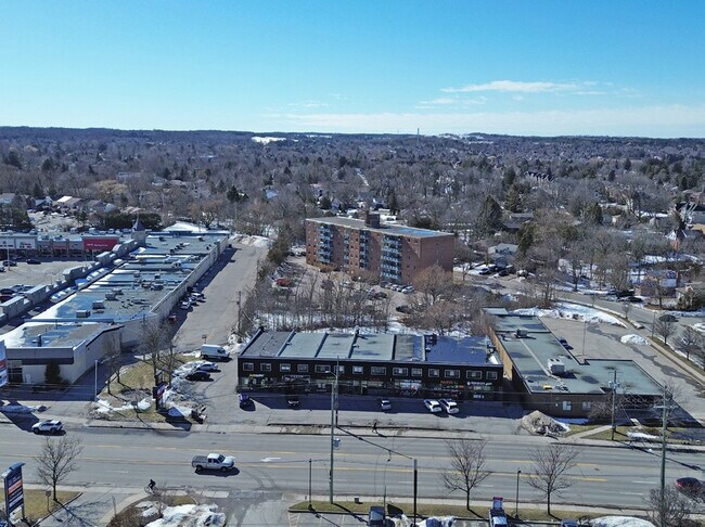 Plus de détails pour 14810 Yonge St, Aurora, ON - Commerce de détail à vendre