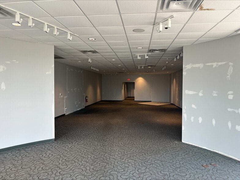 5051 Frederica St, Owensboro, KY for lease - Interior Photo - Image 3 of 6