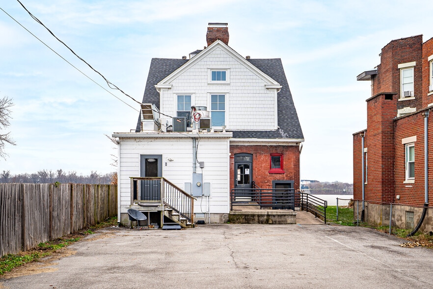 117 E Riverside Dr, Jeffersonville, IN for lease - Building Photo - Image 3 of 19