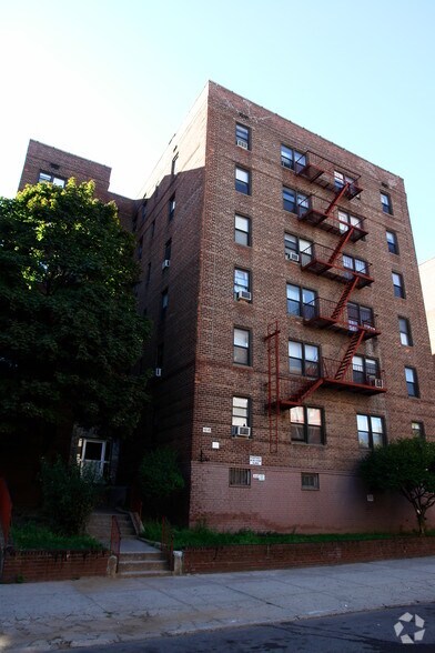 132-48 41st Rd, Flushing, NY à vendre - Photo du bâtiment - Image 3 de 6