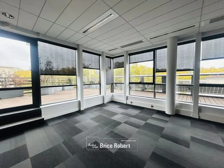 Flex in Lyon for lease - Interior Photo - Image 3 of 12