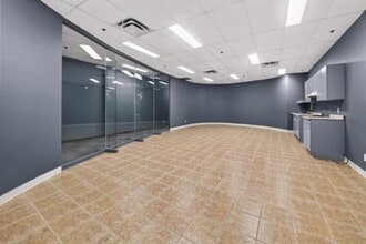 4141-4149 Autoroute 440, Laval, QC à louer Photo intérieure- Image 2 de 8