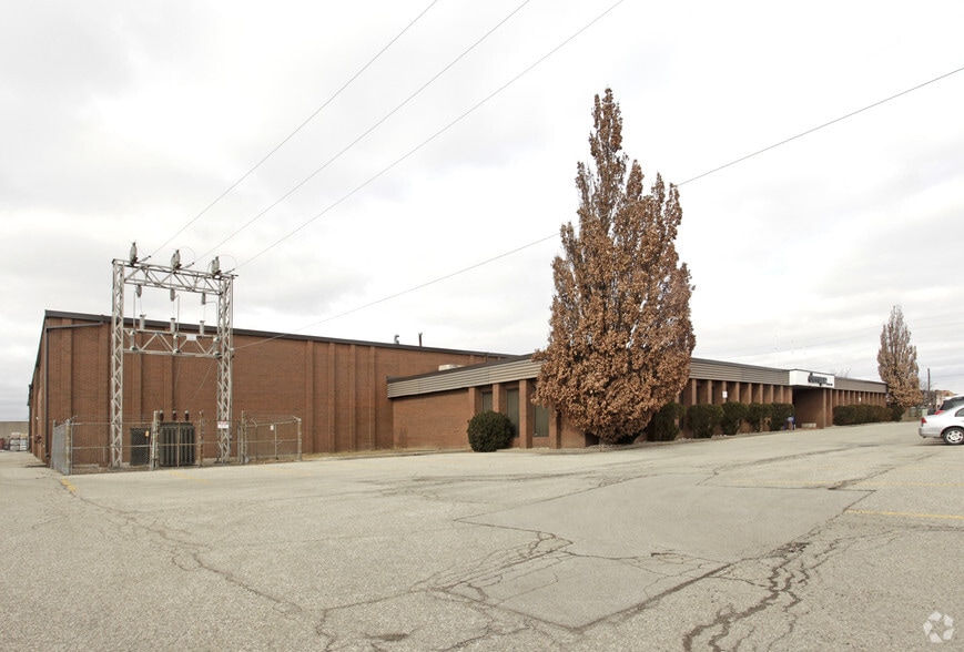 266 Humberline Dr, Toronto, ON for lease - Primary Photo - Image 1 of 2
