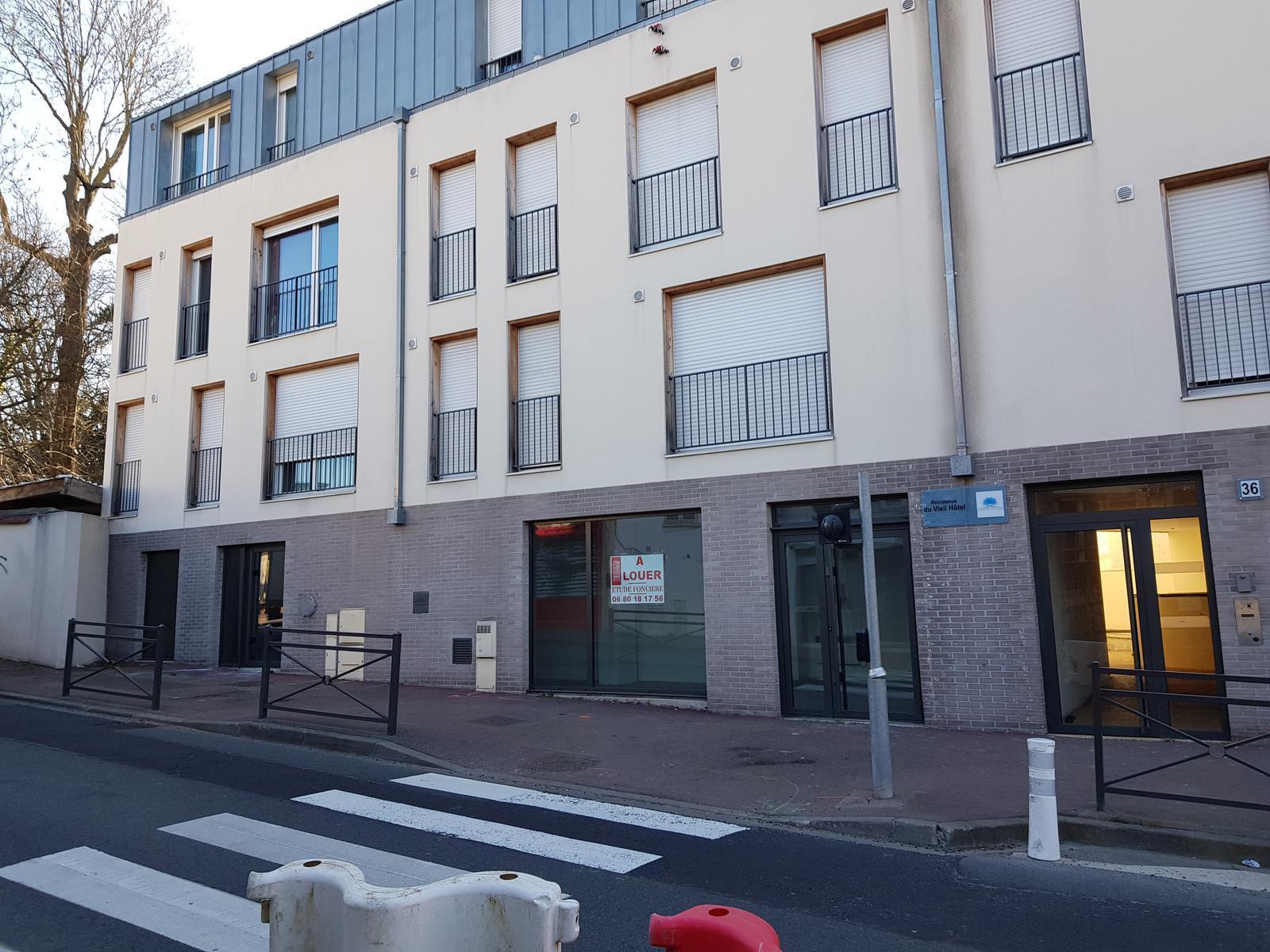 Retail in Saint-Michel-Sur-Orge for lease Building Photo- Image 1 of 4